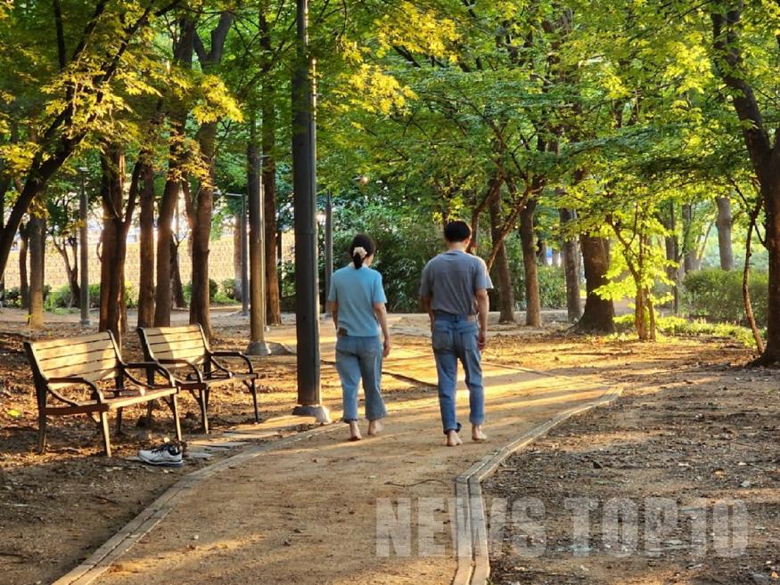 2. 반포근린공원 맨발길 이용모습.JPG
