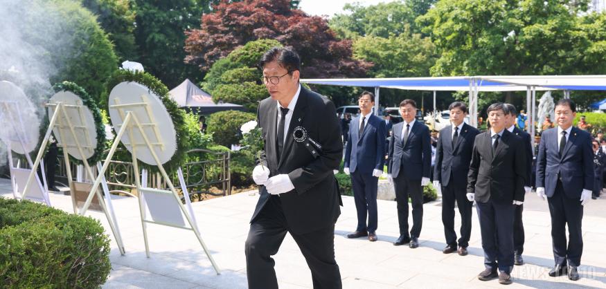 【포토】도성훈 인천광역시교육감, 제69회 현충일 추념식 현충탑 참배 (1).jpg