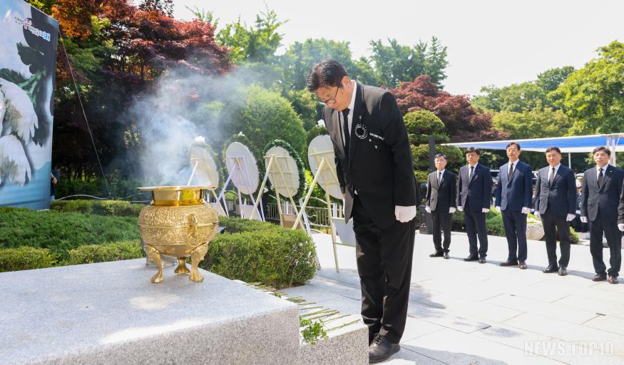 【포토】도성훈 인천광역시교육감, 제69회 현충일 추념식 현충탑 참배 (2).jpg