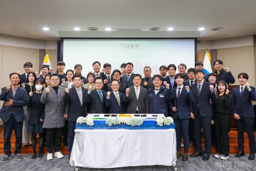 창립기념일 단체사진.jpg