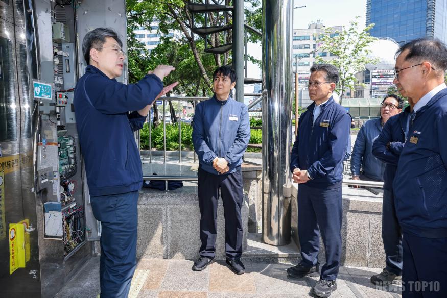 사진 1(5. 14. 부평역에서 공사 최정규 사장(가운데 오른쪽)이 현장점검 하는 모습).jpg