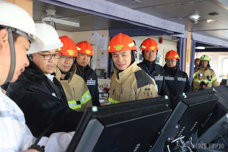 20251116 인천중부소방서, 인천항 7부두 정박 벌크선 화재 대비 합동훈련(사진3).JPG