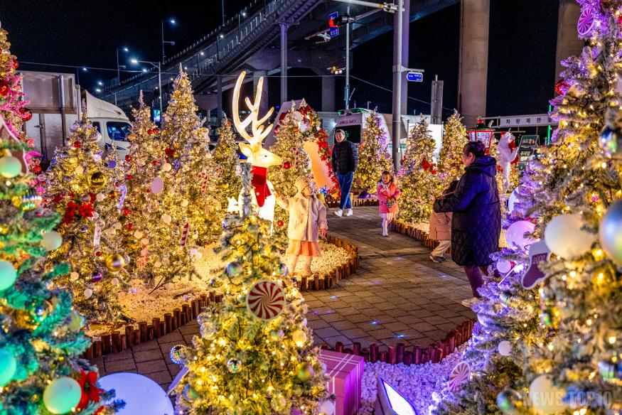 1120 계양구, ‘2025 크리스마스 페스타’ 점등... 환상적인 겨울빛 축제 개막(10).jpg