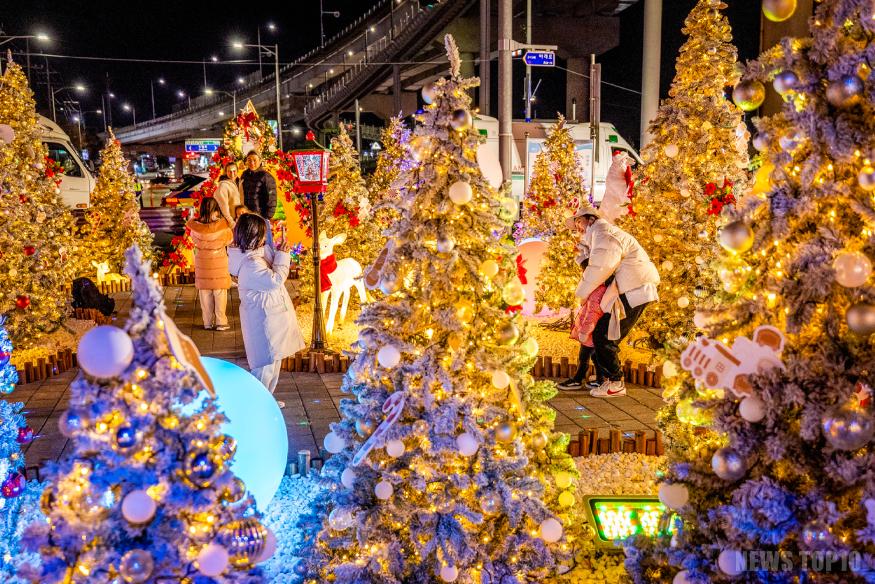 1120 계양구, ‘2025 크리스마스 페스타’ 점등... 환상적인 겨울빛 축제 개막(9).jpg
