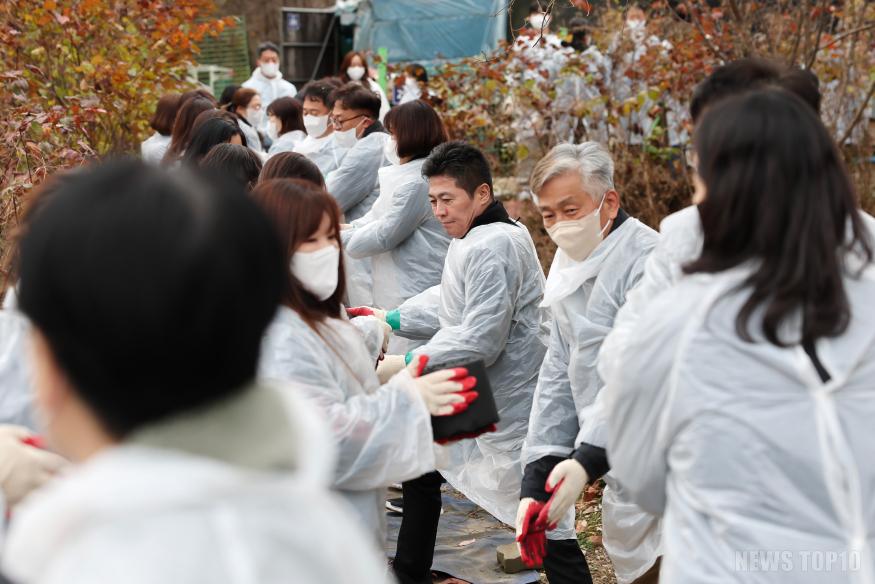 1-1 보도사진 (따숨 한 장의 기적 연탄 봉사활동).jpg