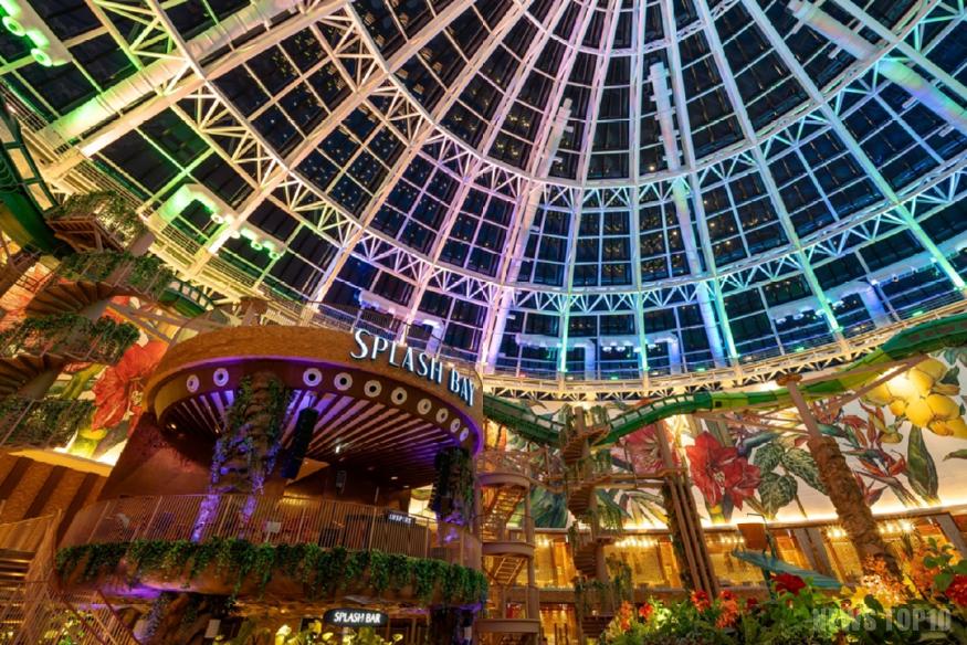 [사진 3] 실내 워터파크 ‘스플래시 베이’에서는 겨울에도 트로피컬 감성을 가득 느낄 수 있는 풀파티를 개최한다.jpg