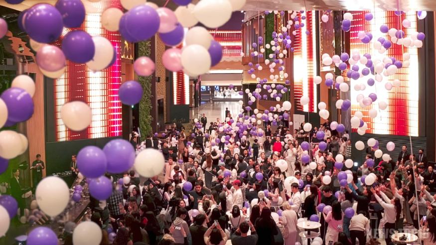 [사진 2] 새해를 맞이하는 순간, 인스파이어의 시그니처 공간인 ‘오로라’가 수천 개의 풍선으로 뒤덮이며 다가오는 한 해를 기념한다.jpg