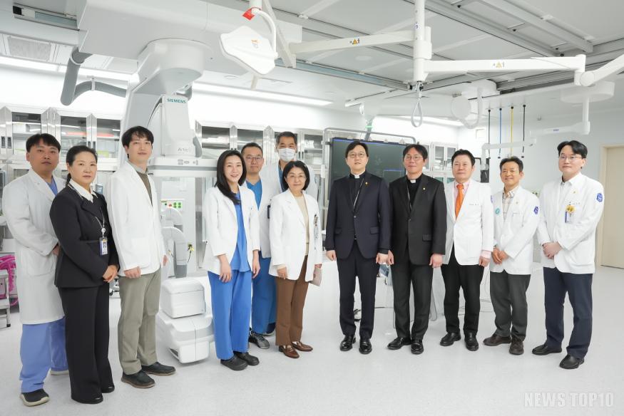 [사진]아티스 큐 실링 도입, (가운데)가톨릭관동대의료원장 겸 병원장 고동현 신부.jpg