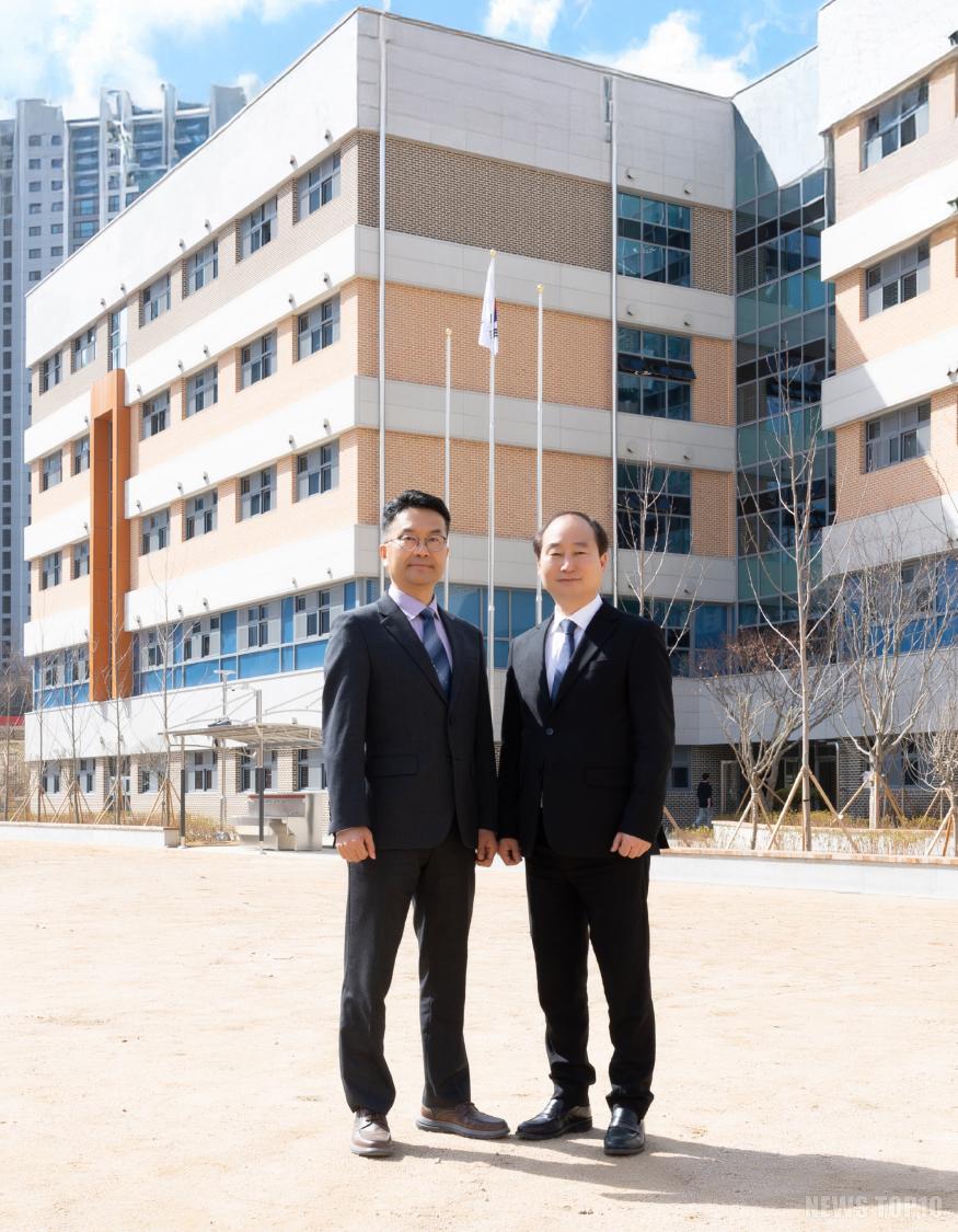 2025년 3월 인천이음고 운동장 교장 교감.jpg