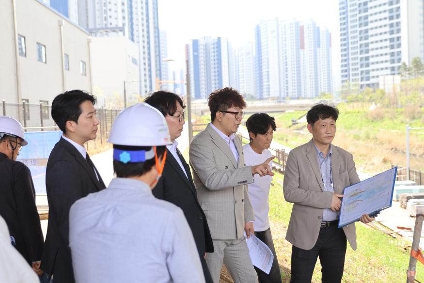 2026-04-16 보도자료(송승환 서구의장, 모경종 국회의원과 함께 계양천 연결사업 및 편의시설 조성 현장 점검 나서).jpeg